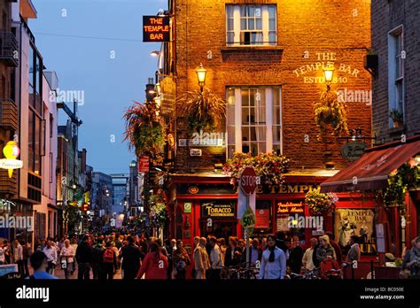 General street view of Temple Bar nightlife area Dublin Republic of Ireland Stock Photo - Alamy