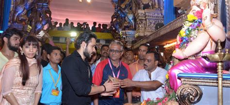 Emraan Hashmi and Wife Parveen Shahani at Mumbai Cha Raja