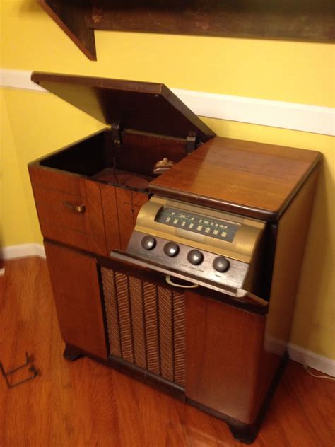 This is my husband's RCA Victor radio/record player which was made in approximately 1946 ...