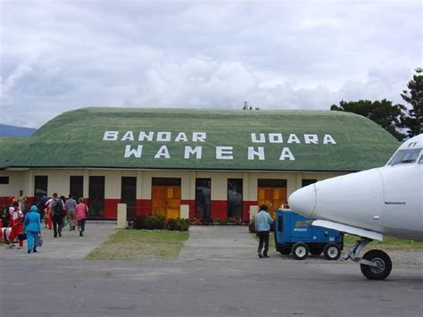 Indonesian Boeing 737 Veers Off Runway at Wamena Airport - Urban Ghosts ...