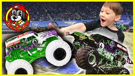 Monster Jam Toy Trucks - GRAVE DIGGER At Home Father-Son CHALLENGE (ft ...