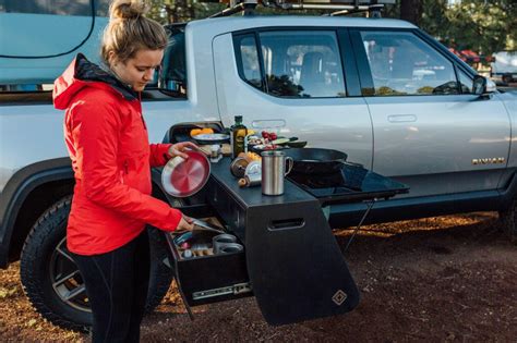 Rivian montre son pickup électrique R1T en configuration camping - Numerama