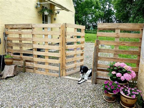 21 Pallet Fence Ideas And How To Build One | Pallet fence, Wood pallet fence, Fence design