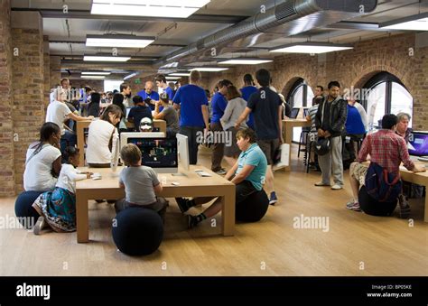 Apple Store Covent Garden - London Stock Photo - Alamy