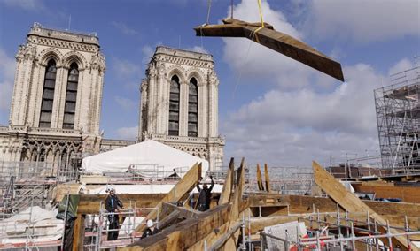 Dernière étape de la reconstruction de la flèche de Notre Dame de Paris ...