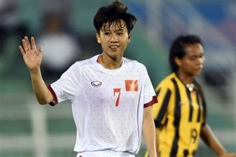 Video: Vietnamese female footballer scores two direct corner kick goals ...