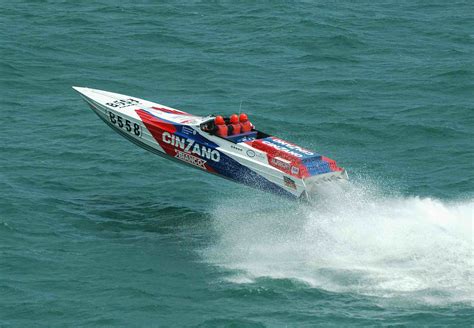 Offshore Powerboat Racing ...as it used to be. Leon Davis