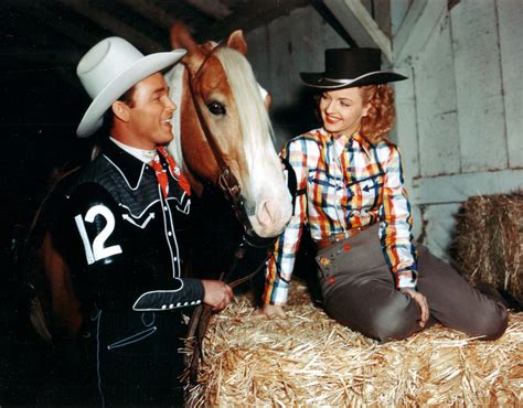 28 Amazing Vintage Photos Show the Sweet Love of Roy Rogers and Dale Evans in Their Marriage ...