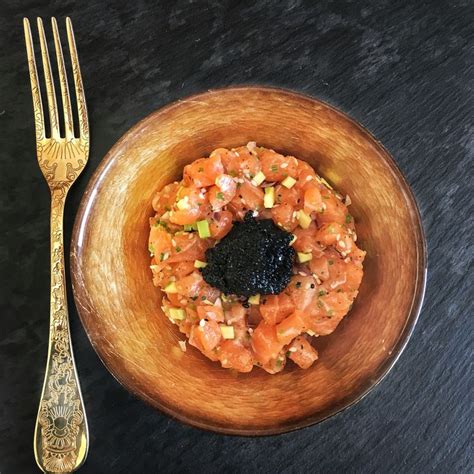 Asian salmon tartare with caviar | Salmon tartare, Asian salmon, Food