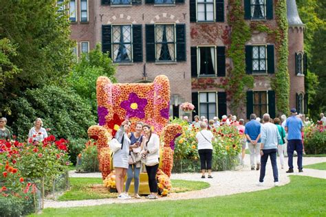 Visitors enjoy dahlias at Keukenhof Castle in the Netherlands-Xinhua