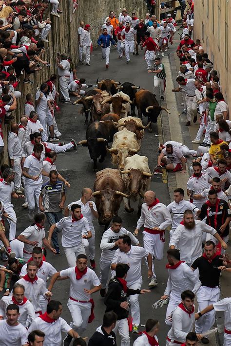 Thousands take part in first running of the bulls in Spain's San Fermin festival | El Dorado News