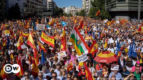 Spain: 40,000 protest possible amnesty for Catalan leaders – DW – 09/24 ...