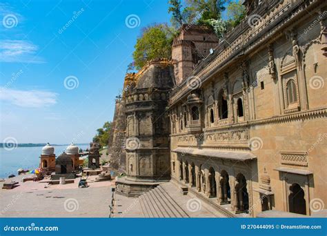 Magnificent Ghats of Maheshwar with Devi Ahilyabai Fort at Historic Town of Maheshwar Editorial ...