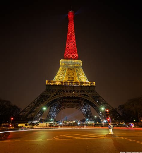 Lights under the Eiffel Tower in Paris - HDRshooter