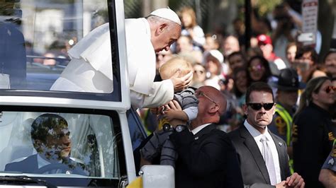 Pope Francis hugs, kisses children during parade in Washington, DC ...