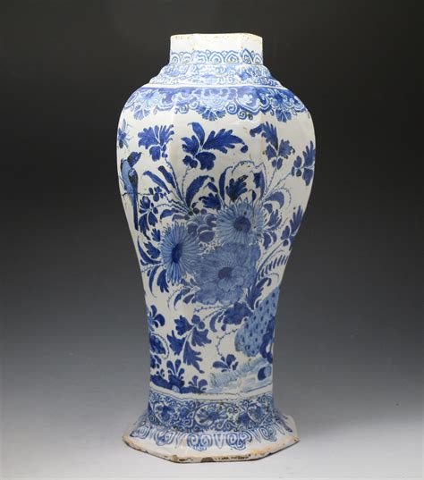 Delftware vase decorated in the Chinese style probably London - John Howard