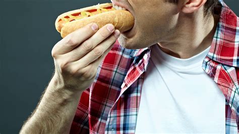 Comer un solo hot dog podría costar 36 minutos de vida saludable | HazteVeg.com