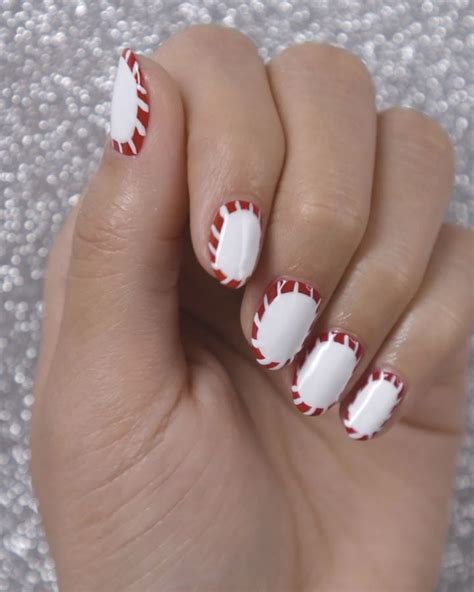 Candy Cane Nail Art Tutorial #Makeup #MakeupArt Holiday Nail Art, Winter Nail Art, Winter Nails ...