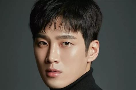 Ahn Bo-Hyun Biography, Height, Weight, Age, Movies, Wife, Family ...