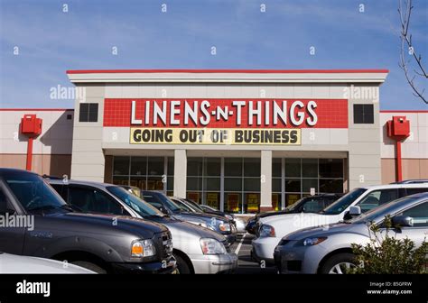 Sign announcing a store going out of business Stock Photo - Alamy