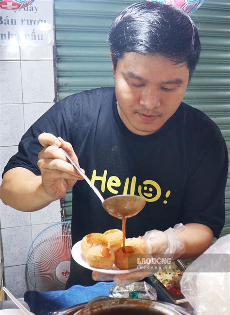 Bánh Ấn Độ pani puri gây tò mò tại chợ ăn vặt TP Hồ Chí Minh