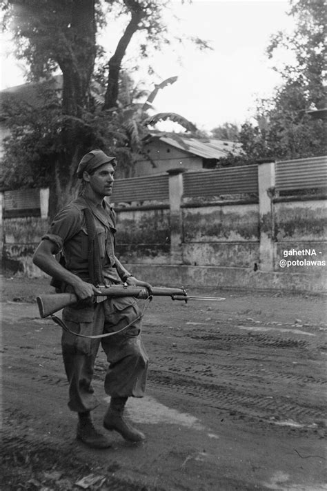 Tentara Belanda dengan senapan dan bayonet menuju Solo. Ca. 20 Desember 1948. | Tentara, Belanda ...