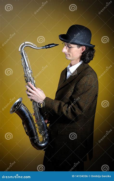 Verticale De Jeune Monsieur Jouant Le Saxophone Photo stock - Image du ...