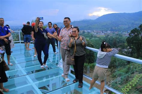 Menikmati Sunrise dan Sunset Dari Jembatan Kaca Gundaling Sky Hill "Bukit Langit" Berastagi