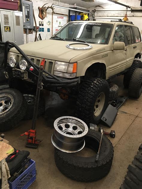 Stripping the tires off my new-to-me beadlock wheels : Jeep