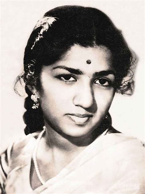 Lata Mangeshkar Biography – Age, DOB, Height, Weight, Family, Husband, Career, etc