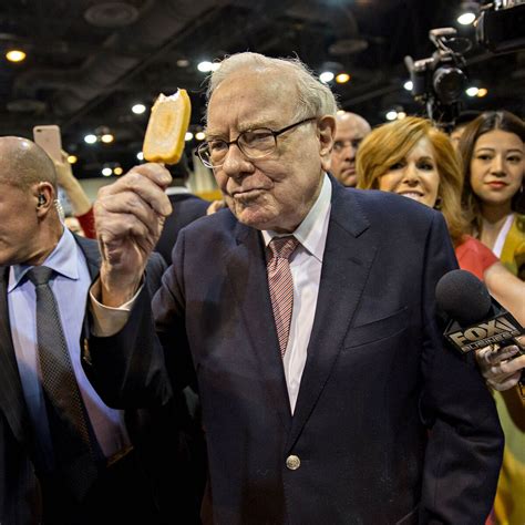 Warren Buffett's Annual Lunch Auction Starts Sunday Evening - Bloomberg