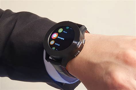 VOIXATCH Smartwatch Has A Bezel That Doubles As A Bluetooth Headset