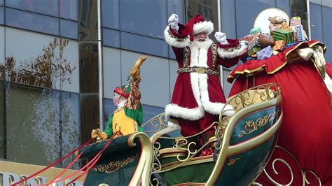 Santa Claus closes out the Macy's Thanksgiving Day Parade #MacysParade ...