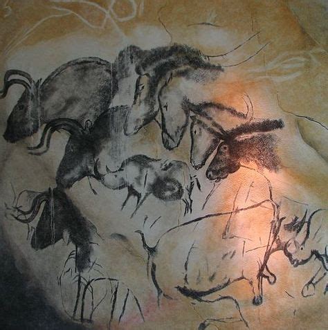 compare and contrast lascaux and chauvet cave paintings