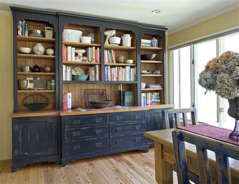 hutch on steroids! This is the way I was thinking the hutch and sideboard should be painted ...