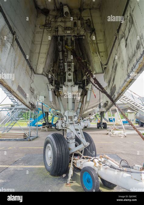 Boeing 747 landing gear hi-res stock photography and images - Alamy