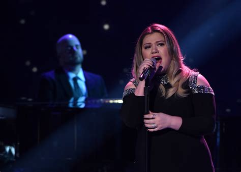 Kelly Clarkson Performs Emotional Song About Father | HelloBeautiful