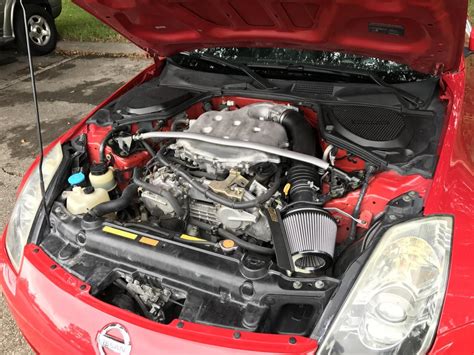 Engine bay shot with a clean plenum : 350z