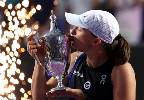 Swiatek wins WTA Finals, regains world number one ranking | Reuters