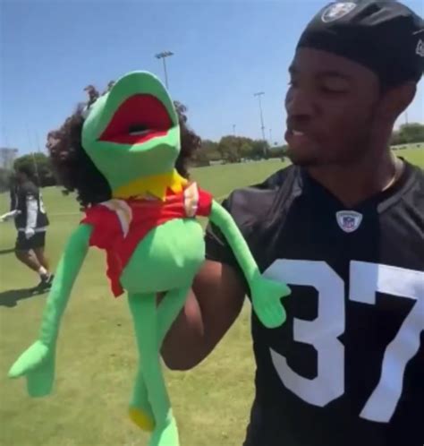 Raiders' rookie makes critical error trolling Patrick Mahomes with 'Kermit the Frog' puppet at ...