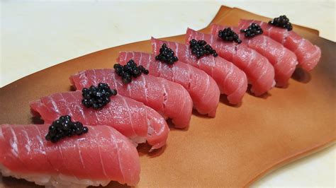 Bluefin tuna with caviar : sushi