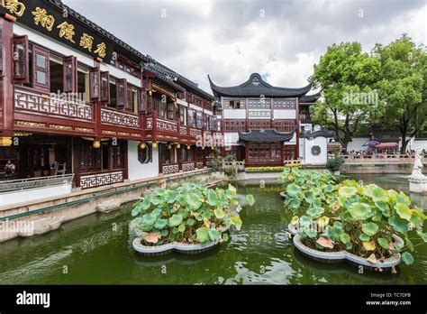 Shanghai Chenghuang Temple scenery Stock Photo - Alamy