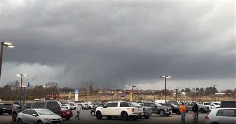 Multiple fatalities as tornadoes tear through northwest Tennessee ...