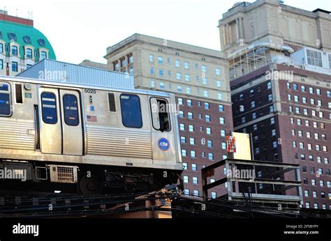 Chicago, Illinois, USA. A CTA Green Line rapid transit train as it ...