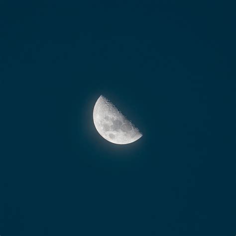Half moon on dark sky · Free Stock Photo