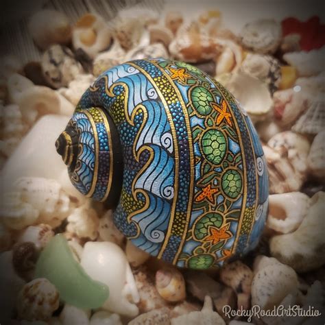 Snail shells decorated with gorgeous patterns by American artist Lisa Orlans — Visualflood Magazine