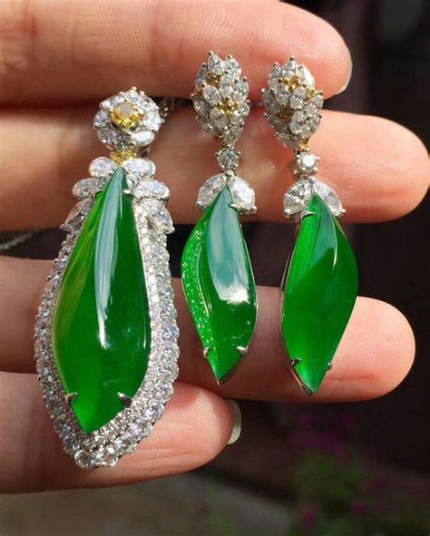 Ngọc phỉ thúy, loại ngọc cẩm thạch Jadeite có chất lượng cao nhất ~ Muôn mầu của đá