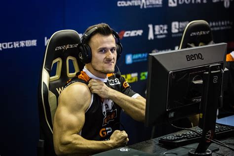 PaszaBiceps, pretty sure he is natty. How big are those arms? 16 inches ...