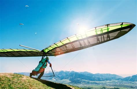 Hang Glider Launch From Top Of Hill Stock Image - Image of hangglider, jumper: 123302855