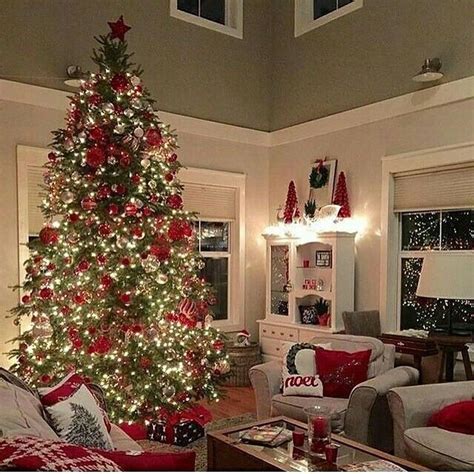 35 Lovely Christmas Living Room Decor Ideas - MAGZHOUSE